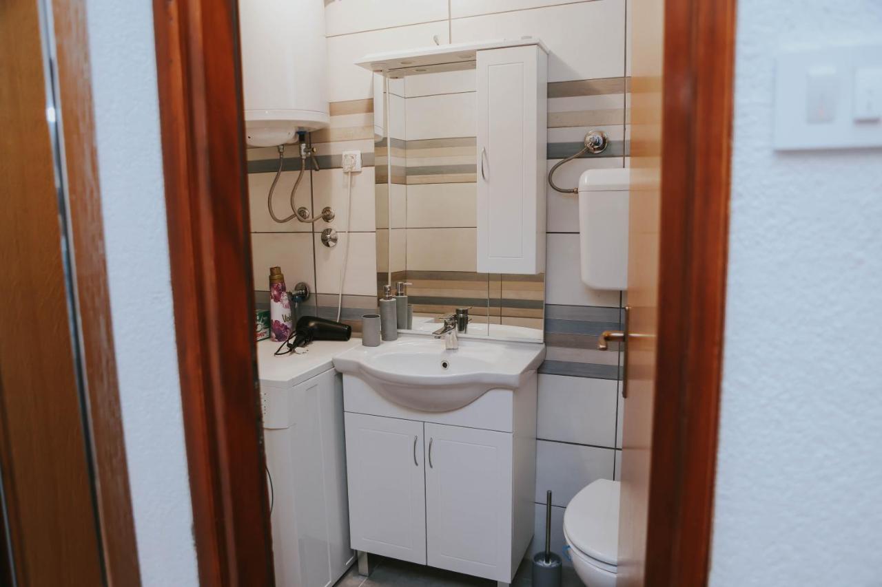 I&T Apartman กอสปิช ภายนอก รูปภาพ