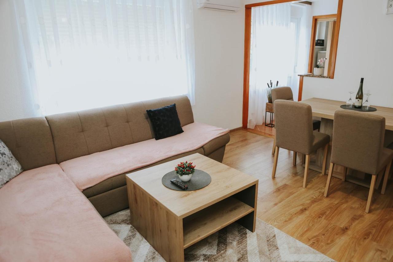 I&T Apartman กอสปิช ภายนอก รูปภาพ