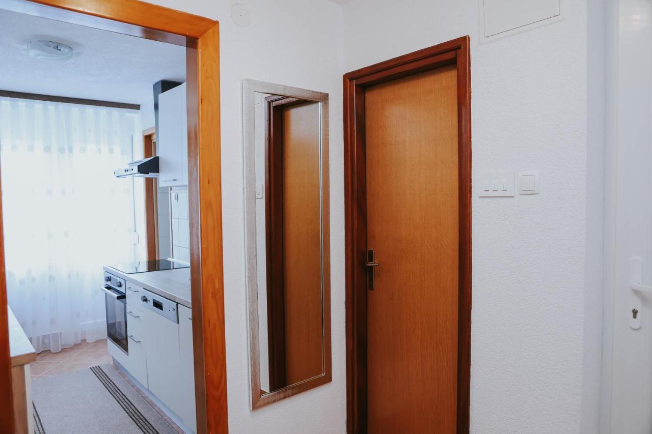 I&T Apartman กอสปิช ภายนอก รูปภาพ