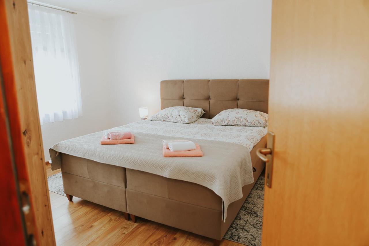 I&T Apartman กอสปิช ภายนอก รูปภาพ