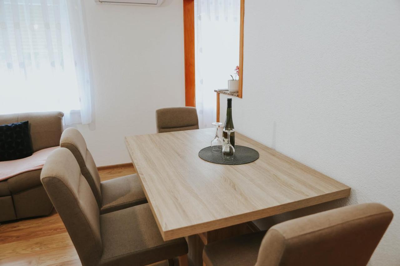 I&T Apartman กอสปิช ภายนอก รูปภาพ