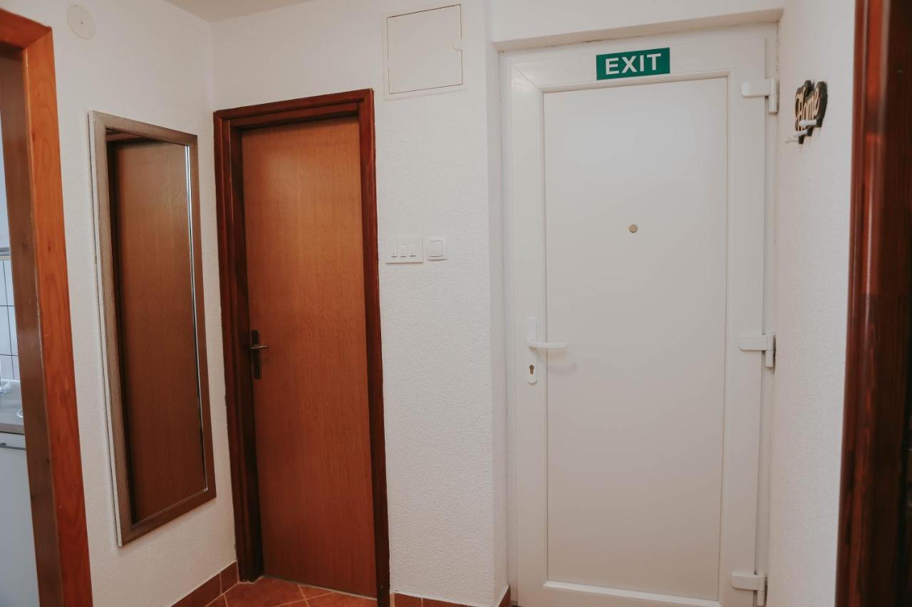 I&T Apartman กอสปิช ภายนอก รูปภาพ