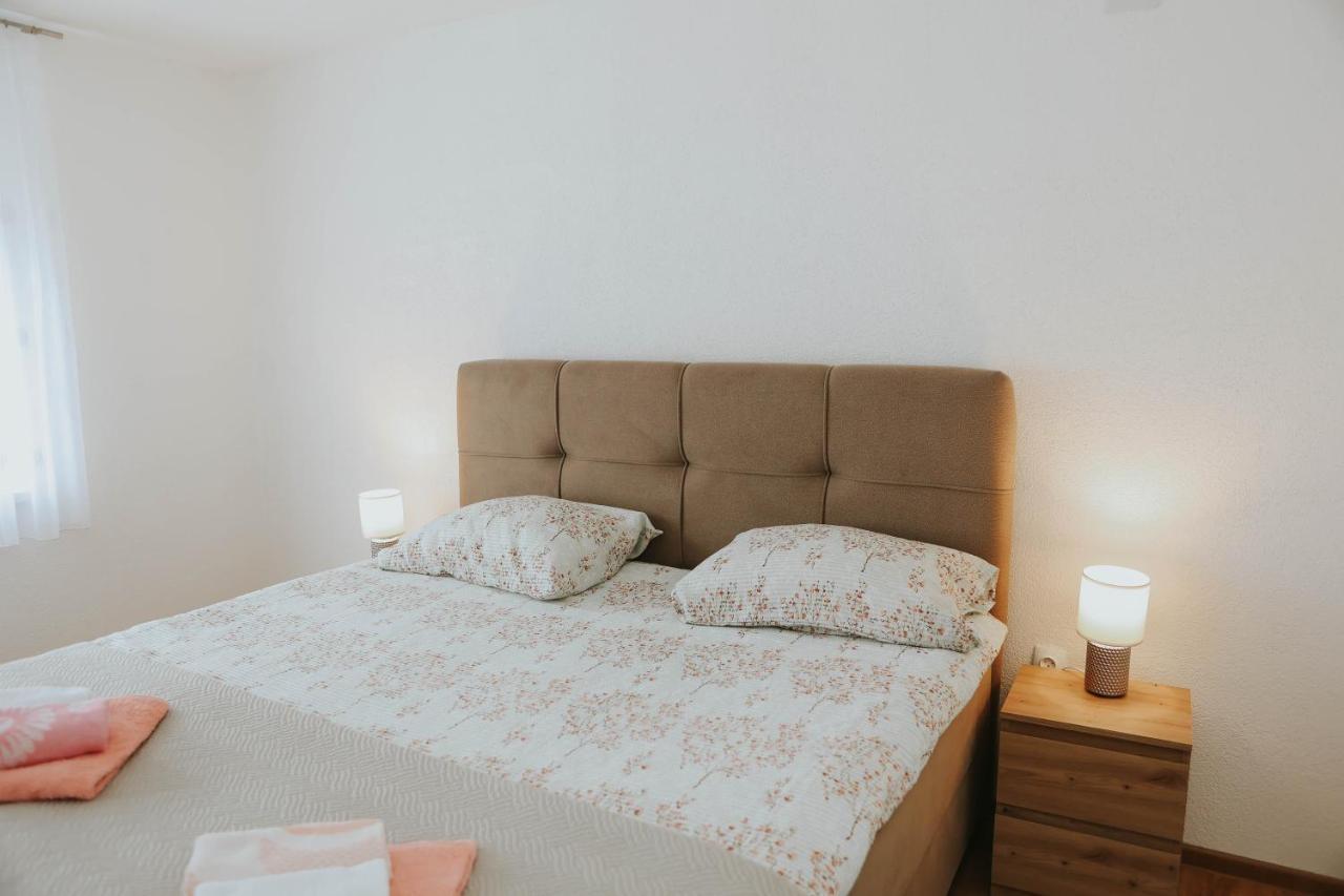I&T Apartman กอสปิช ภายนอก รูปภาพ